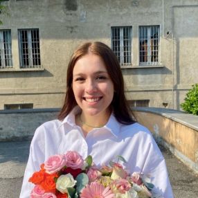 Sofia, Babysitter a Adro