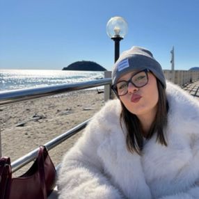 Rebecca, Babysitter a Peagna