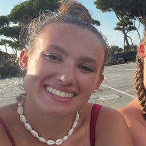 Giulia, Babysitter in Almé