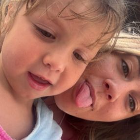 Allegra, Babysitter a Selcetta