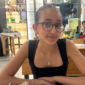 Malak, Babysitter a Illasi