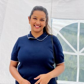 Dinukshi, Babysitter a Vignola