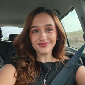 Micaela Alesandra, Babysitter a Passatempo