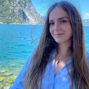 Adelina, Babysitter a Usmate-velate