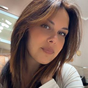 Vittoria, Babysitter a Napoli
