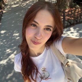 Ariel, Babysitter in Valmadrera
