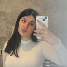 Ester, Babysitter a Casco
