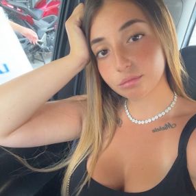 Ilary, Babysitter a Martinsicuro