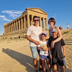 Elena, Famiglia a Casteggio