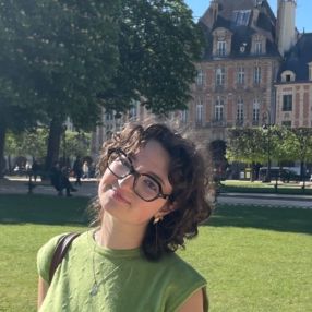 Bea, Babysitter in Rosta