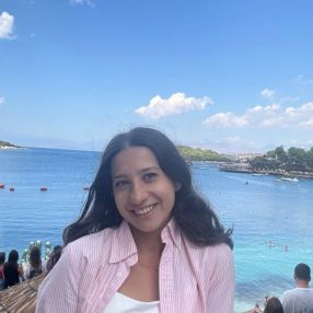 hatixhe, Babysitter a Trieste