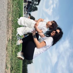 Sara, Babysitter a Adro