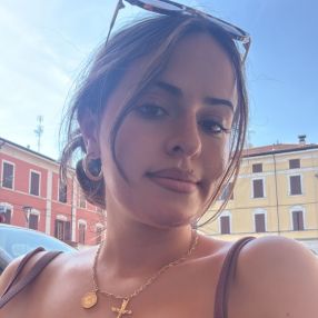 Ambra, Babysitter a Mirandola