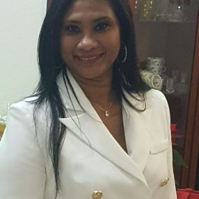 Chrishanthi, Babysitter a Orzivecchi
