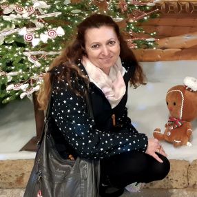 Sara, Babysitter a Lograto