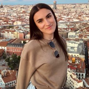 Giulia, Babysitter in Pontirolo Nuovo
