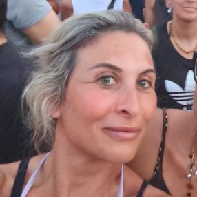 Jara, Babysitter a Camerano