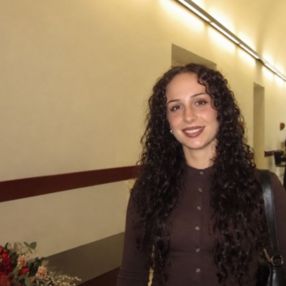 Aurora, Babysitter in Perignano