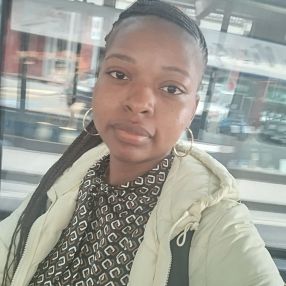 REINE, Babysitter a Saint-Pierre