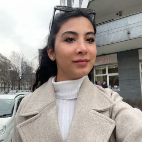 Yasmin, Babysitter a Napoli