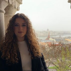 Chiara, Babysitter a Contigliano