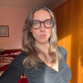 Maya, Babysitter a Spinetoli