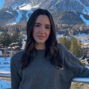 Aurora, Babysitter a Paese