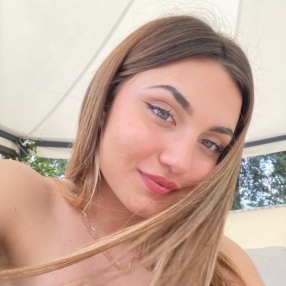 Alessia, Babysitter a Bussi Sul Tirino