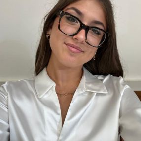 Elisa, Babysitter a Ostra