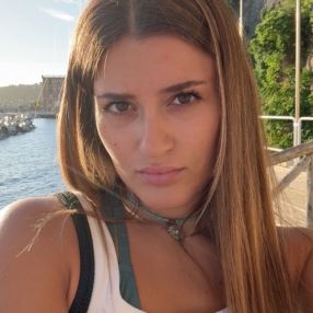 Alice, Babysitter a Boltiere