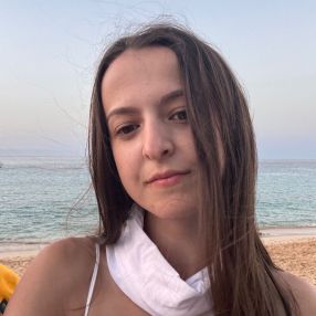 Larisa, Babysitter a Lomagna