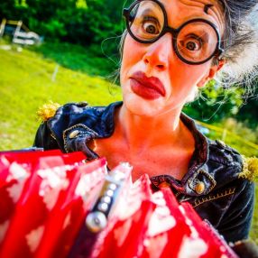 Cascina, Babysitter a Ceva