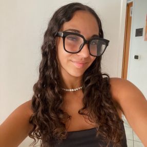 Laura, Babysitter a Adelfia