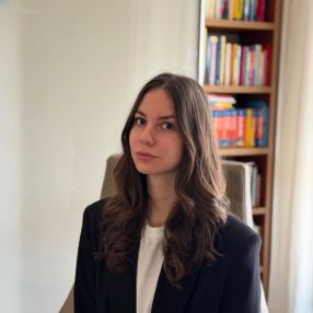 Asia, Babysitter a Villa D'alme'