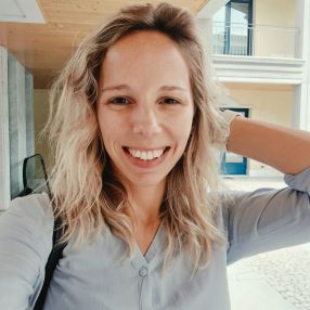 Roxene Lislie, Babysitter a Novafeltria
