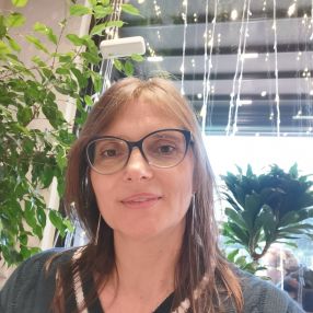 Yuliya, Babysitter a Cave