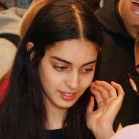 Amira, Babysitter a Arbus