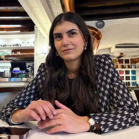 Sara, Babysitter a Sermide