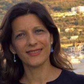 Nives, Babysitter a Cercola