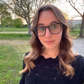 Carlotta, Babysitter a Via I Maggio Mediana Dell'industria