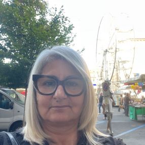 Axinia, Babysitter a Busca