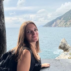 Dominique, Babysitter a Carrara