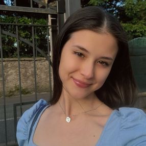 Krystal, Babysitter a Viggiu'