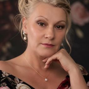 Aliona, Babysitter in Aulla