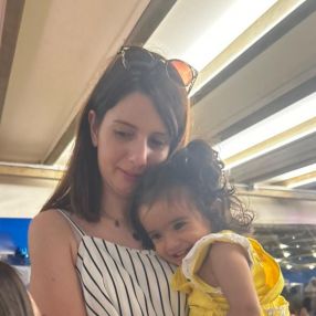 Coral, Babysitter a Chiaravalle