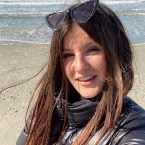 Elisiana, Babysitter a Conselice