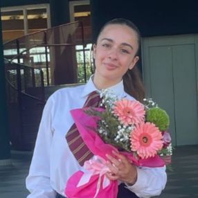 Sara, Babysitter a Mesero