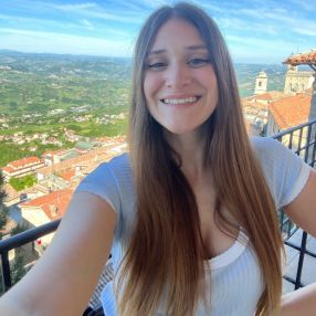 Sabrina, Babysitter in Basiano