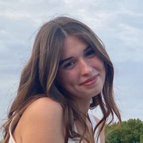 Alexandra, Babysitter a Massa e Cozzile