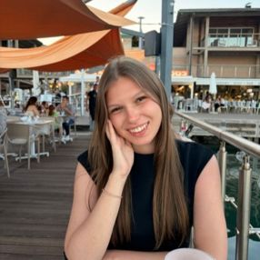 Beatrice, Babysitter a Broni